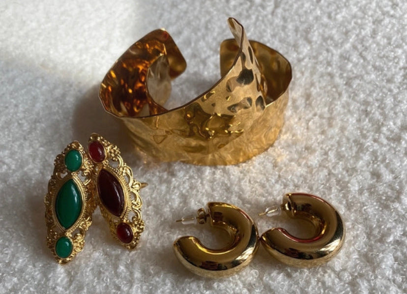 Lots de bijoux élégants en or, incluant une manchette dorée, boucles d'oreilles en or et des clous, parfaits pour la fin d'année.